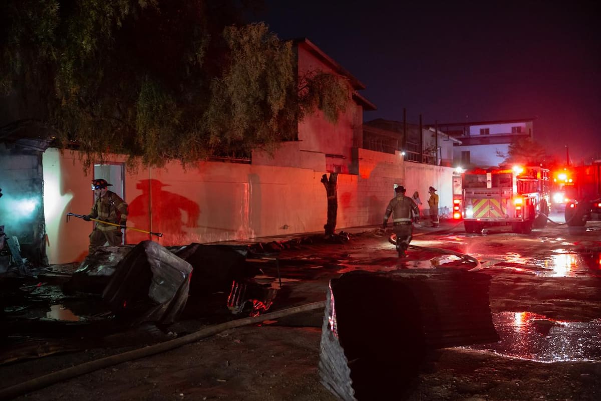 El fuego se originó en un área con acumulación de basura y movilizó a varias estaciones de Bomberos. Foto: Border Zoom