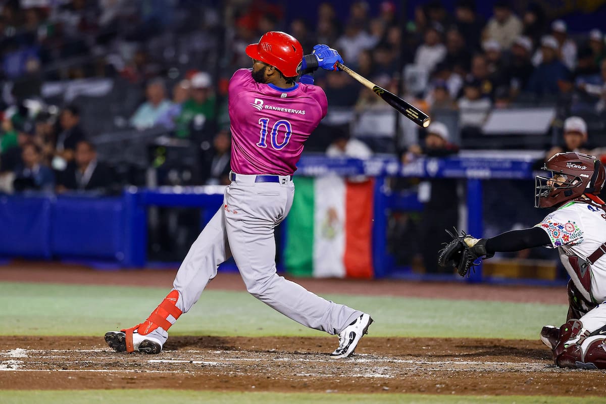 Franchy Cordero de República Dominicana tuvo noche de dos cuadrangulares ante México Verde. (Foto: Cortesía Serie del Caribe Jalisco 2026)