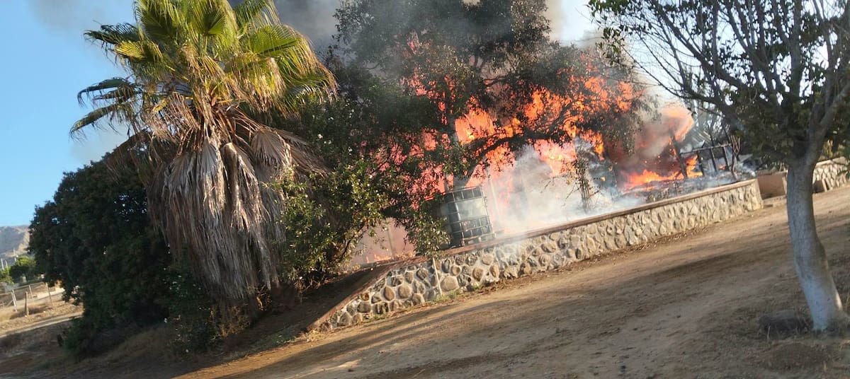 Rosa María Ledezma y su hija Jael quedaron sin patrimonio luego de que el fuego consumiera dos viviendas; ciudadanos habilitaron un centro de acopio para reunir alimentos, ropa y artículos de primera necesidad.