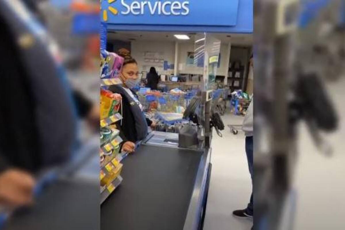 Joven le hace broma a cajera y su reacción se hace viral