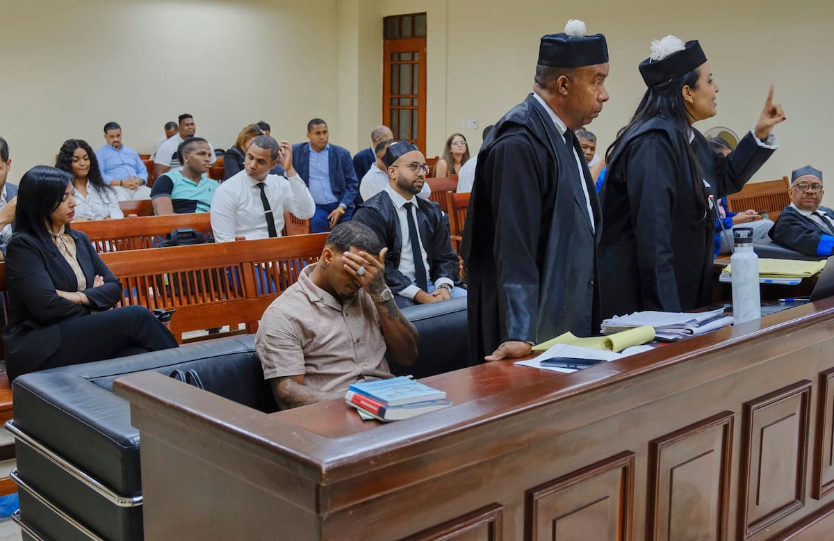 El campocorto de los Rays de Tampa Bay Wander Franco se cumbre el rostro con una mano mientras sus abogados, Teodosio Jaquez e Irina Ventura, se dirigen al tribunal durante su juicio por presunta agresión sexual a una menor, en Puerto Plata, República Dominicana, el 23 de junio de 2025. (AP Foto/Ricardo Hernández)