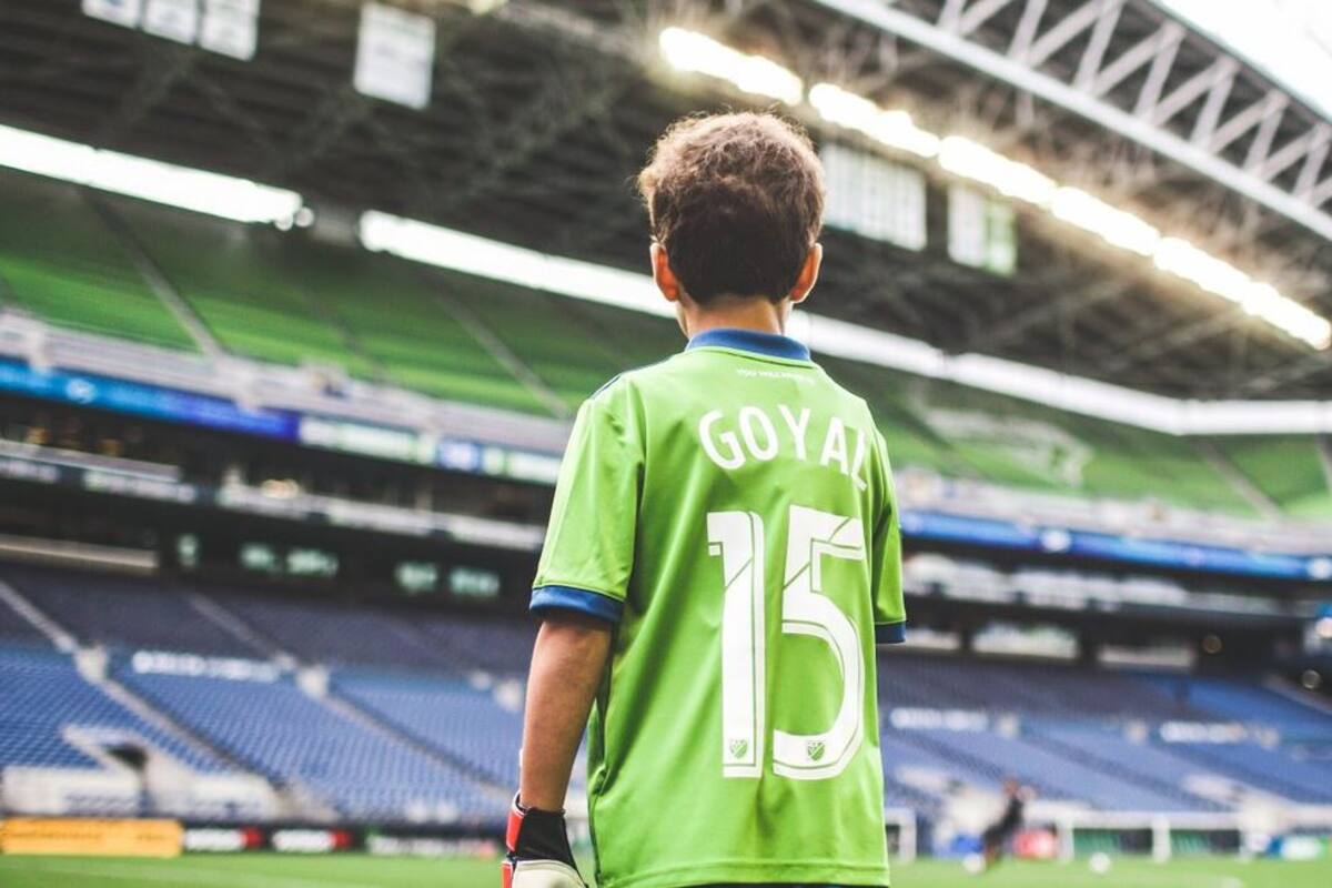 Niño de 8 años con leucemia juega de titular con Seattle