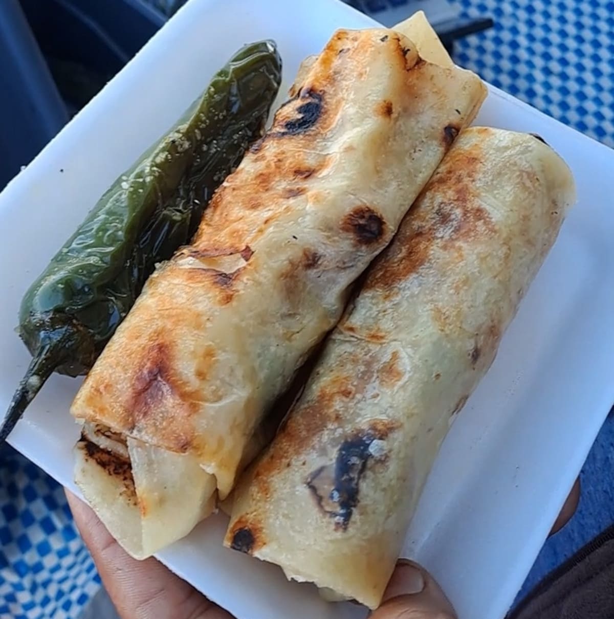Los burritos son el desayuno perfecto, delicioso y
práctico para los trabajadores. Desde temprano es
común ver este tipo de puestos a un costado de las
avenidas. FOTO: TANYA VÁSQUEZ