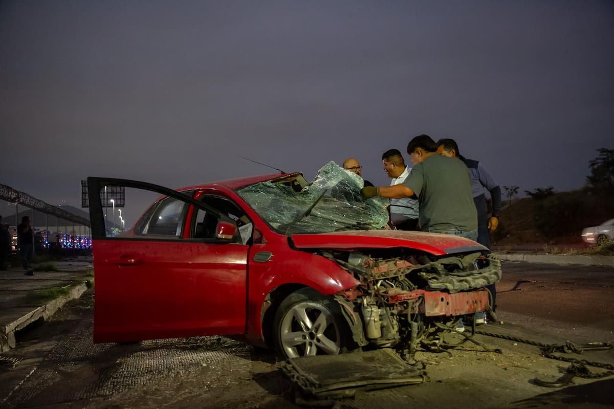Vehículo derriba poste de alumbrado en accidente sobre Vía Rápida Oriente