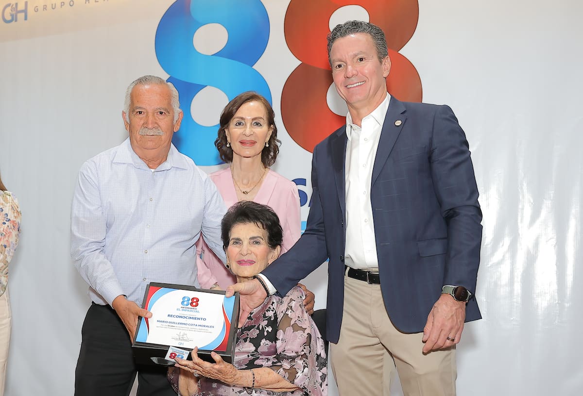 La señora Silvia Loera de Healy entrega su reconocimiento a Mario Guillermo Cota por sus 52 años de entrega a esta Casa Editorial; la acompañan Rosa Silvia Healy Loera y Juan Fernando Healy Loera.