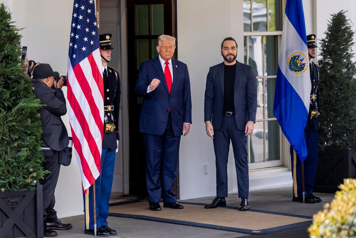 El presidente de Estados Unidos, Donald J. Trump (i), saluda al presidente de El Salvador, Nayib Bukele (d) en la Casa Blanca en Washington (EE.UU.). | Crédito: EFE/EPA/SHAWN THEW