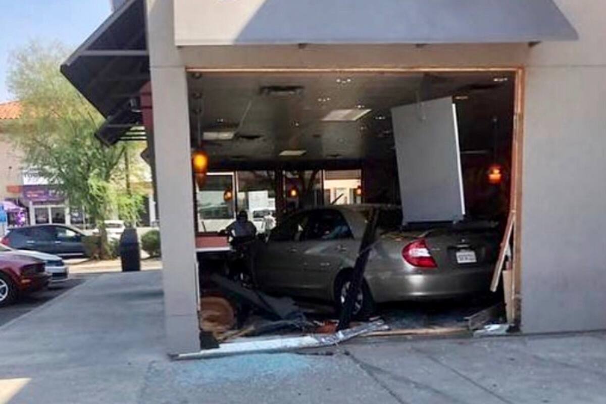 Auto “se mete” a Jack in the Box de Calexico
