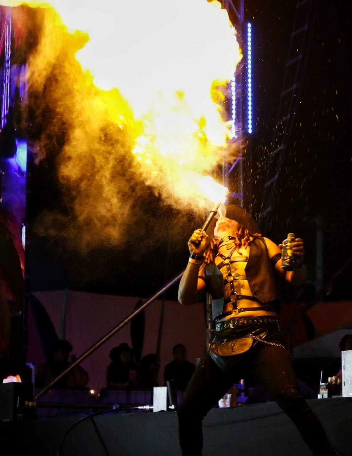 Un hombre realiza maniobras con fuego en el escenario principal de "A la Parrilla Fest", el cual se llevó a cabo en el FEX. (Foto: Saúl Martínez)