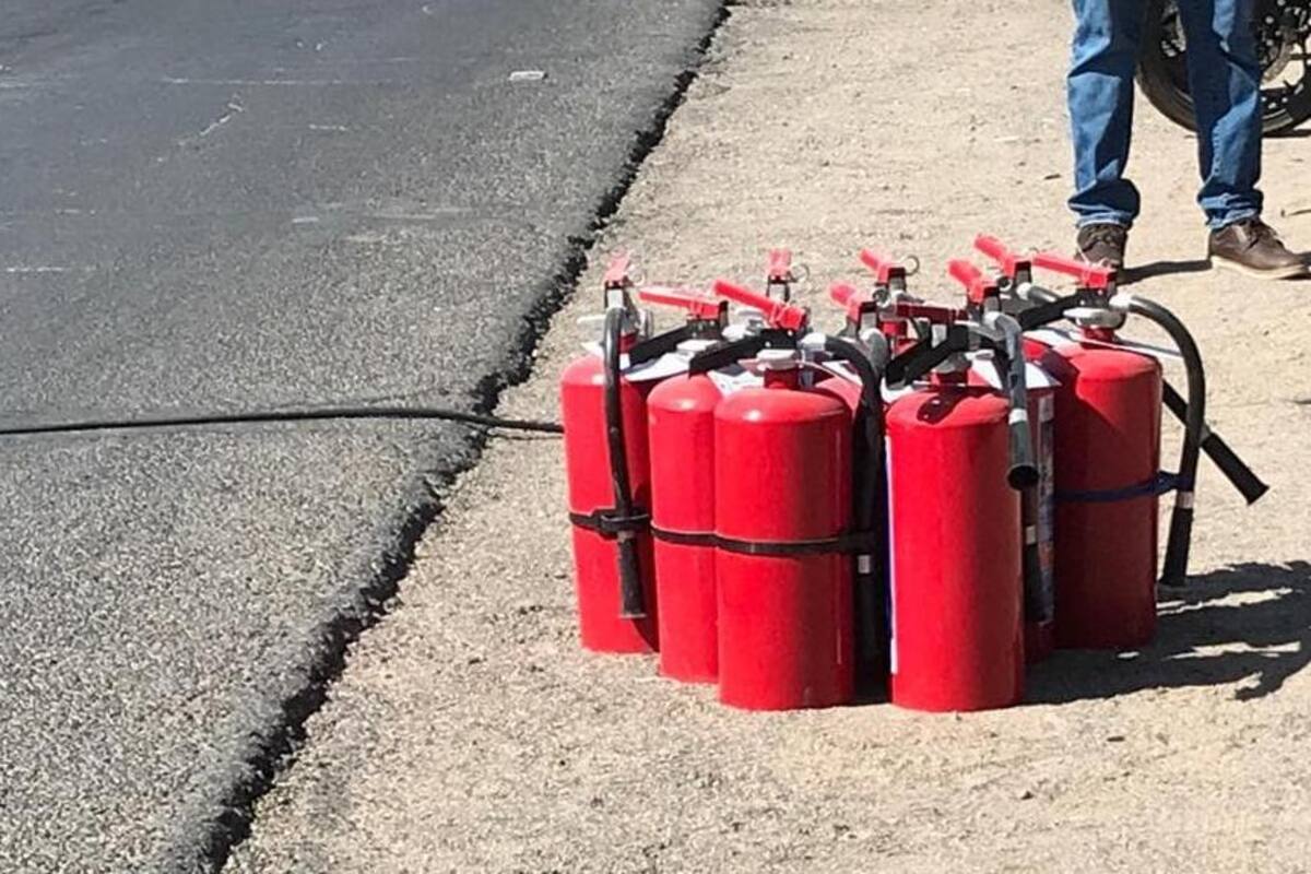 Hermosillense dona extintores a la Policía conmovido por accidente mortal donde auto se incendió