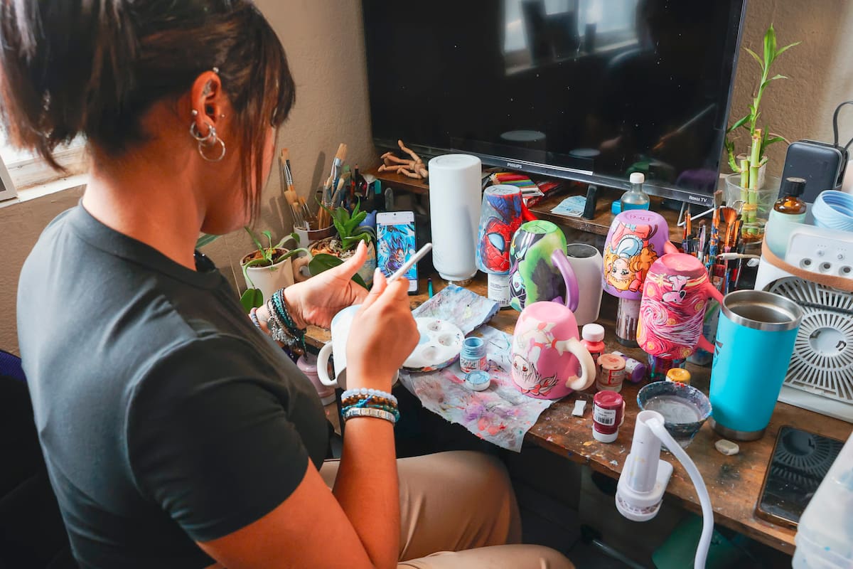 Desde mascotas hasta recuerdos de infancia; así convierte Pimel historias personales en tazas pintadas a mano en Mexicali