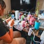 Desde mascotas hasta recuerdos de infancia; así convierte Pimel historias personales en tazas pintadas a mano en Mexicali