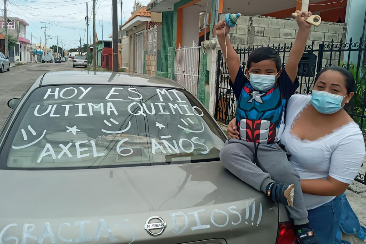 Niño yucateco celebra su última quimioterapia con emotivo mensaje