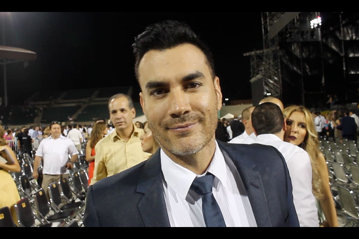 Mujer pide a David Zepeda autógrafo en foto de su ‘‘pack’’