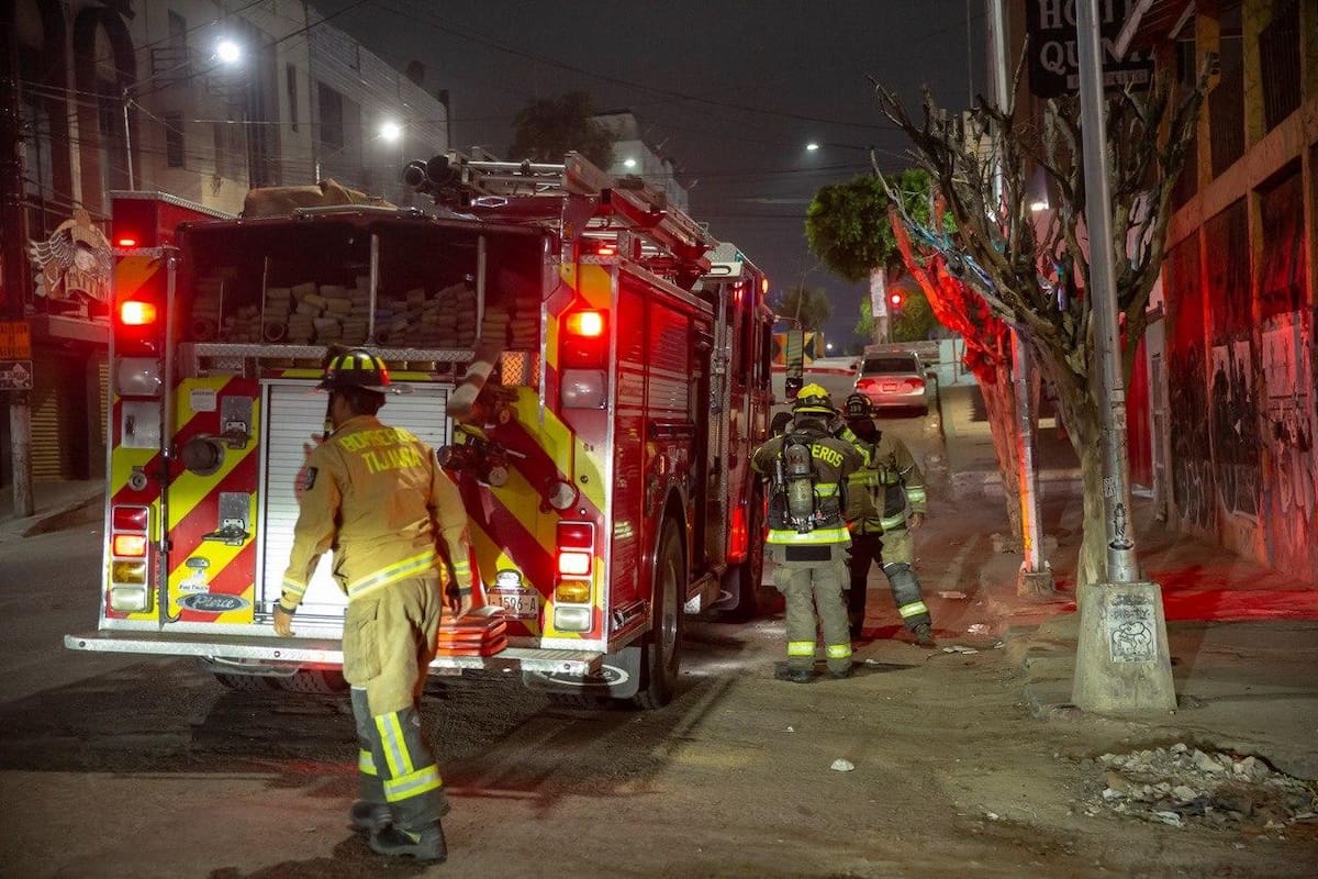 Bomberos evitaron que el fuego alcanzara otros vehículos estacionados cerca de la calle Quinta durante la madrugada de este martes. Foto: Border Zoom