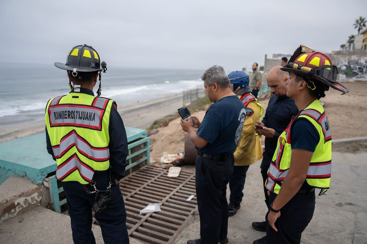 Bomberos realizan operativo de búsqueda por pescador que habría caído al mar en Playas de Tijuana