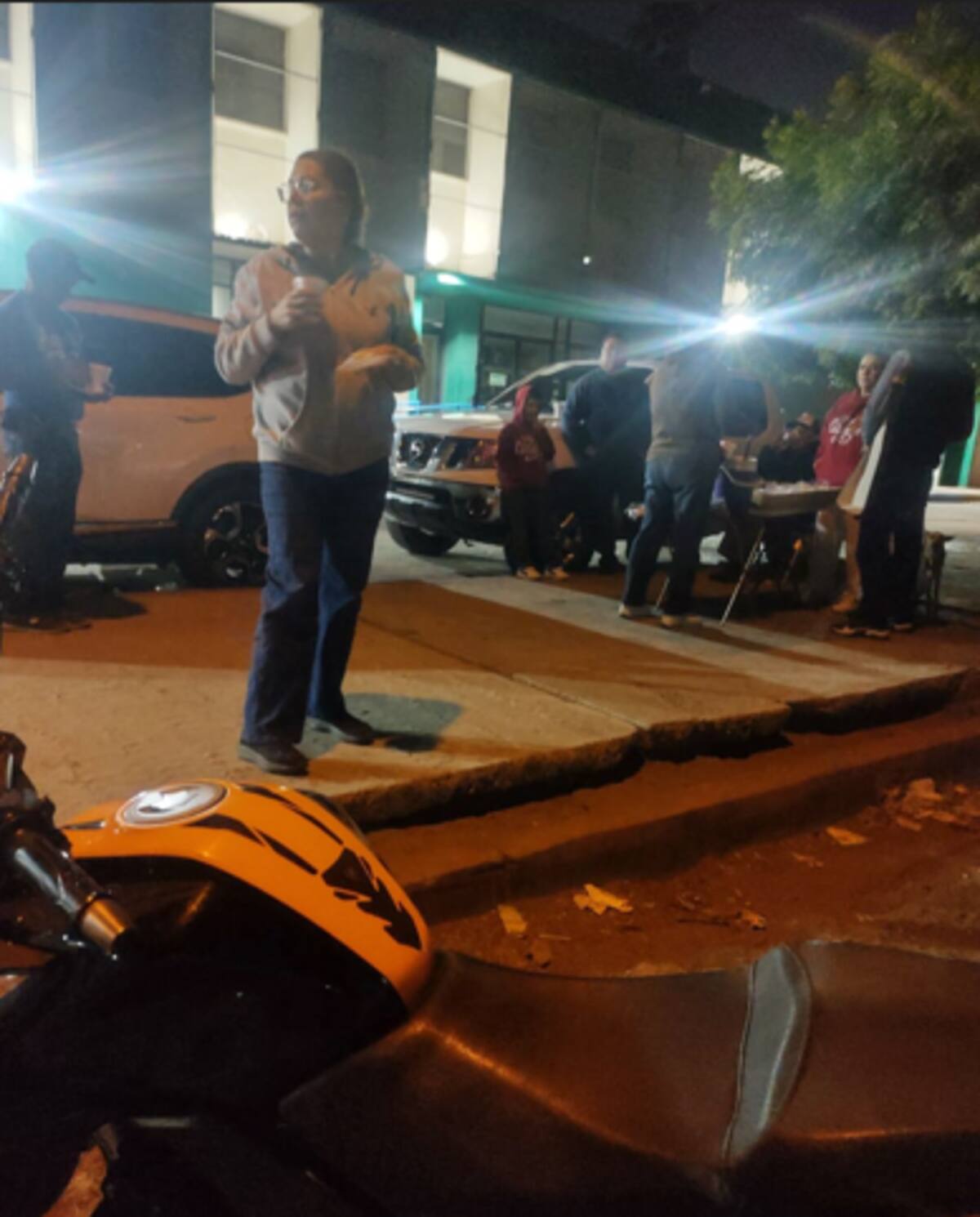 Familias en el IMSS de Empalme disfrutan de rosca de Reyes y chocolate, un gesto solidario que lleva esperanza en momentos difíciles. / Imagen por Fabián López.