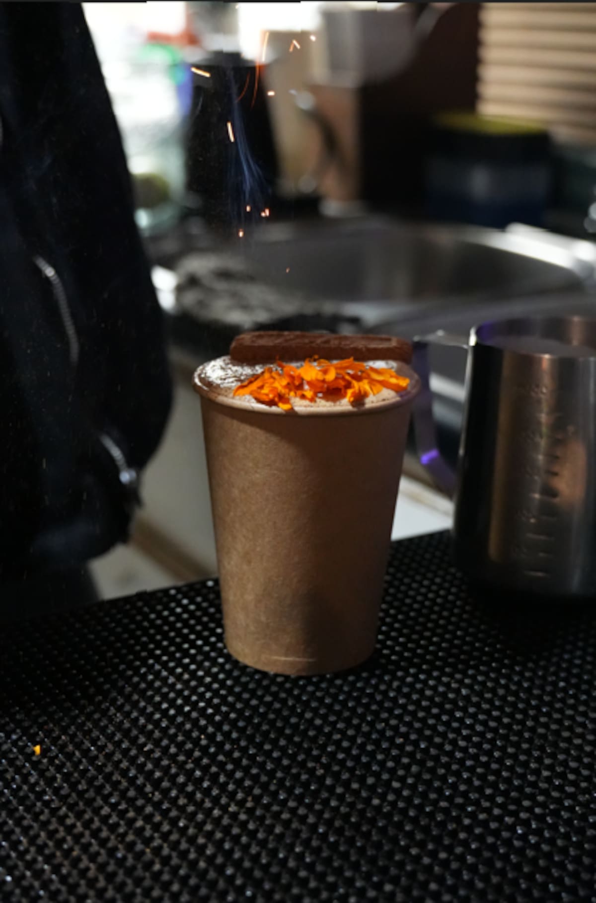 Desde 2022, Cafeztlán, ubicado en la colonia Los Altos, ofrece su tradicional latte de cempasúchil, una creación de Alfredo Barrera que fusiona el café artesanal con la esencia del Día de Muertos. Foto: Carlos Cruz