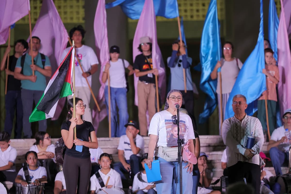 Paty Duarte, madre de uno de los niños fallecidos en la Guardería ABC, emite sus palabras a los asistentes de la marcha por los 17 años de la tragedia de la Guardería ABC. | Foto: Eleazar Escobar