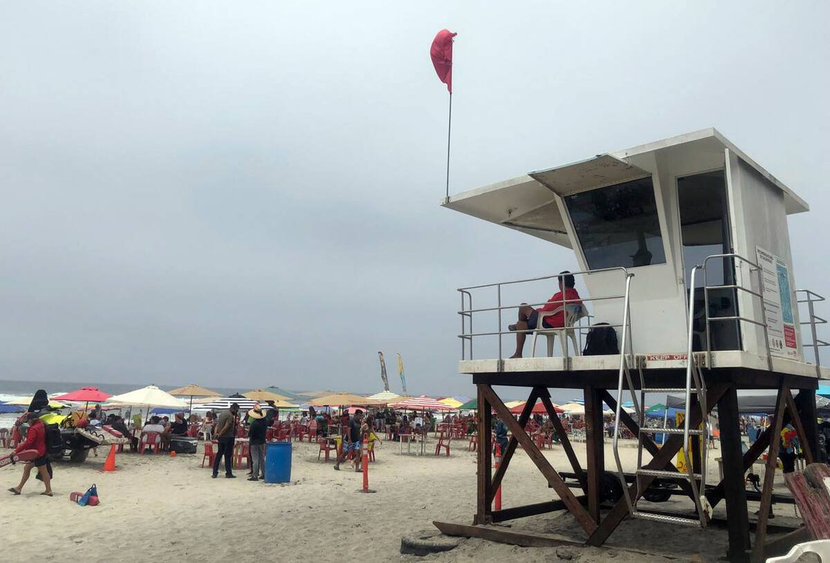 A pesar de que se han colocado banderas rojas en las torres de salvavidas alertando sobre corrientes peligrosas en el agua, esto no impidió a los bañistas darse un chapuzón.