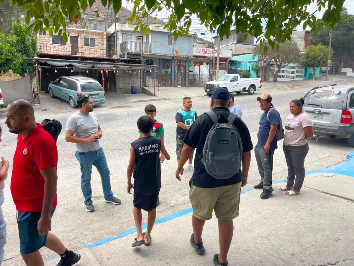 Padres denuncian que una agencia no entregó los boletos de avión pagados y buscan recaudar fondos para que los menores puedan competir internacionalmente. Foto: Border Zoom.