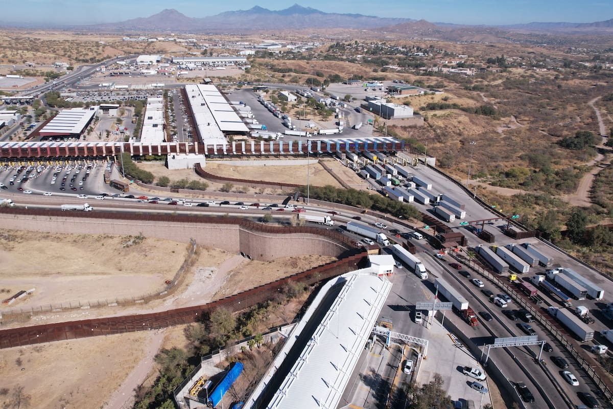 Hasta 150 minutos de fila hacen en Nogales para cruzar a Arizona
