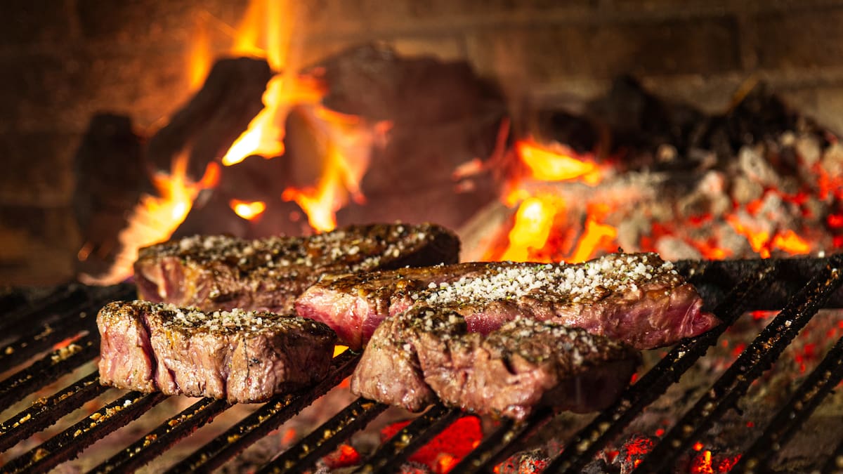 Hacer una carne asada requiere planificación, buena selección de cortes y manejo adecuado del carbón/Foto: Canva