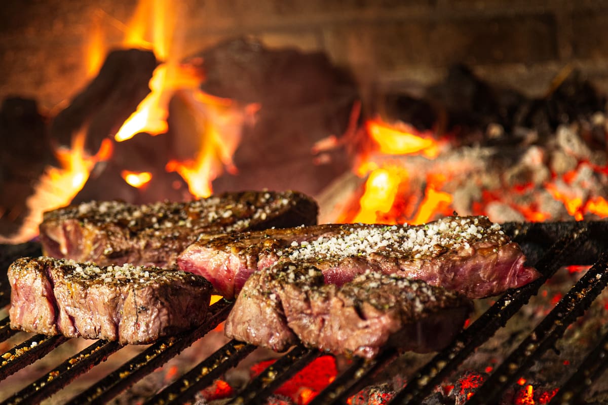 ¿Cuál es la utilidad de esparcir sal sobre las brasas de la parrilla?