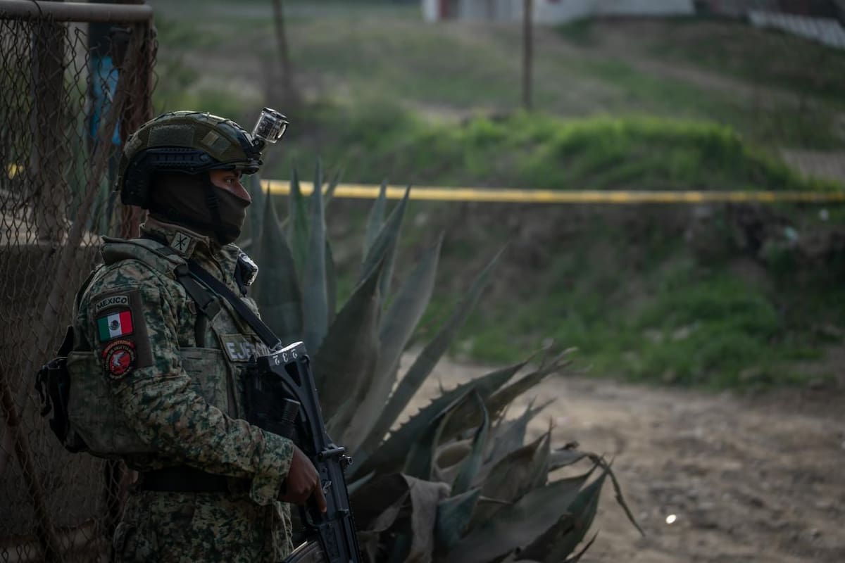 El cuerpo de una persona con evidentes huellas de violencia fue localizado al interior de una bolsa negra, atado de pies y manos, envuelto en una cobija y con la cabeza cubierta con cinta adhesiva.
Foto: Border Zoom