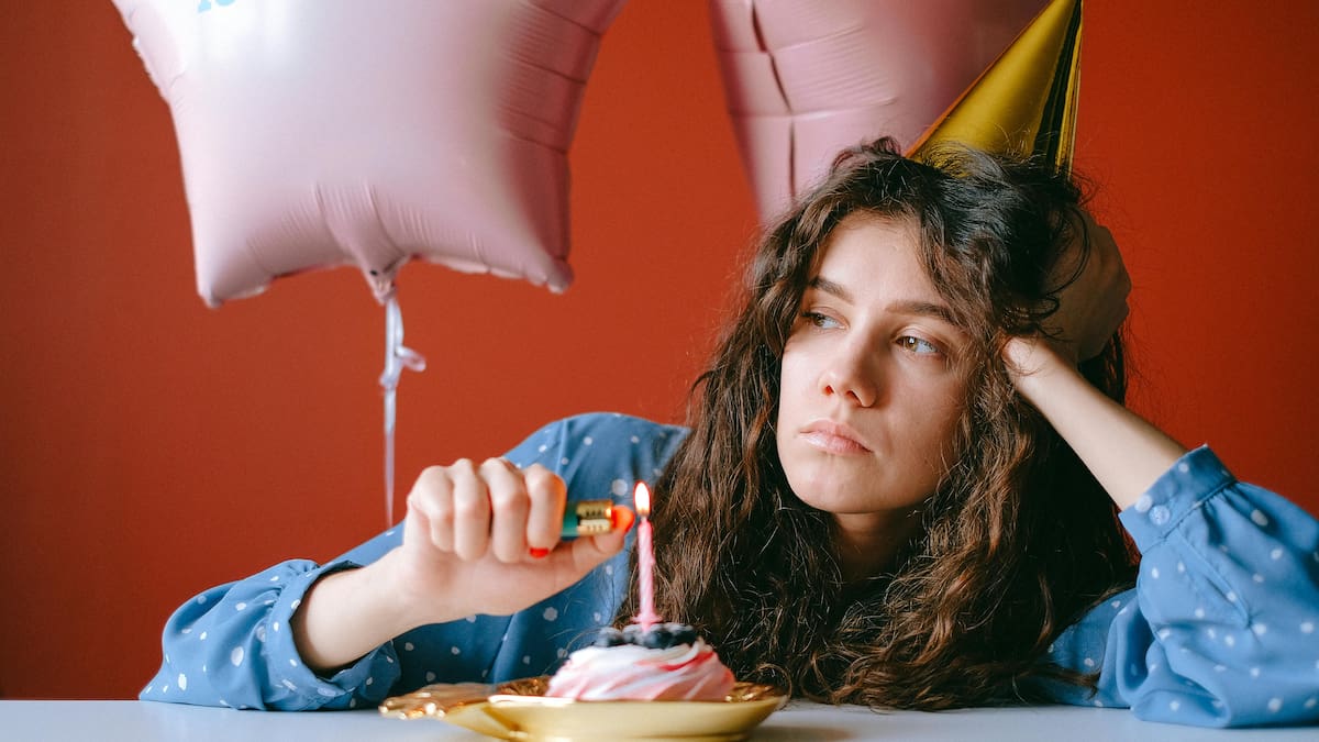 Si no te gusta celebrar tu cumpleaños ni recibir felicitaciones, especialistas explican que esta reacción puede estar ligada a falta de atención emocional en la niñez y afectar tu bienestar adulto