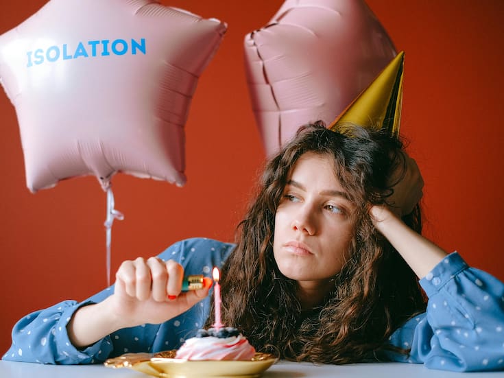 Si no te gusta celebrar tu cumpleaños ni recibir felicitaciones, especialistas explican que esta reacción puede estar ligada a falta de atención emocional en la niñez y afectar tu bienestar adulto