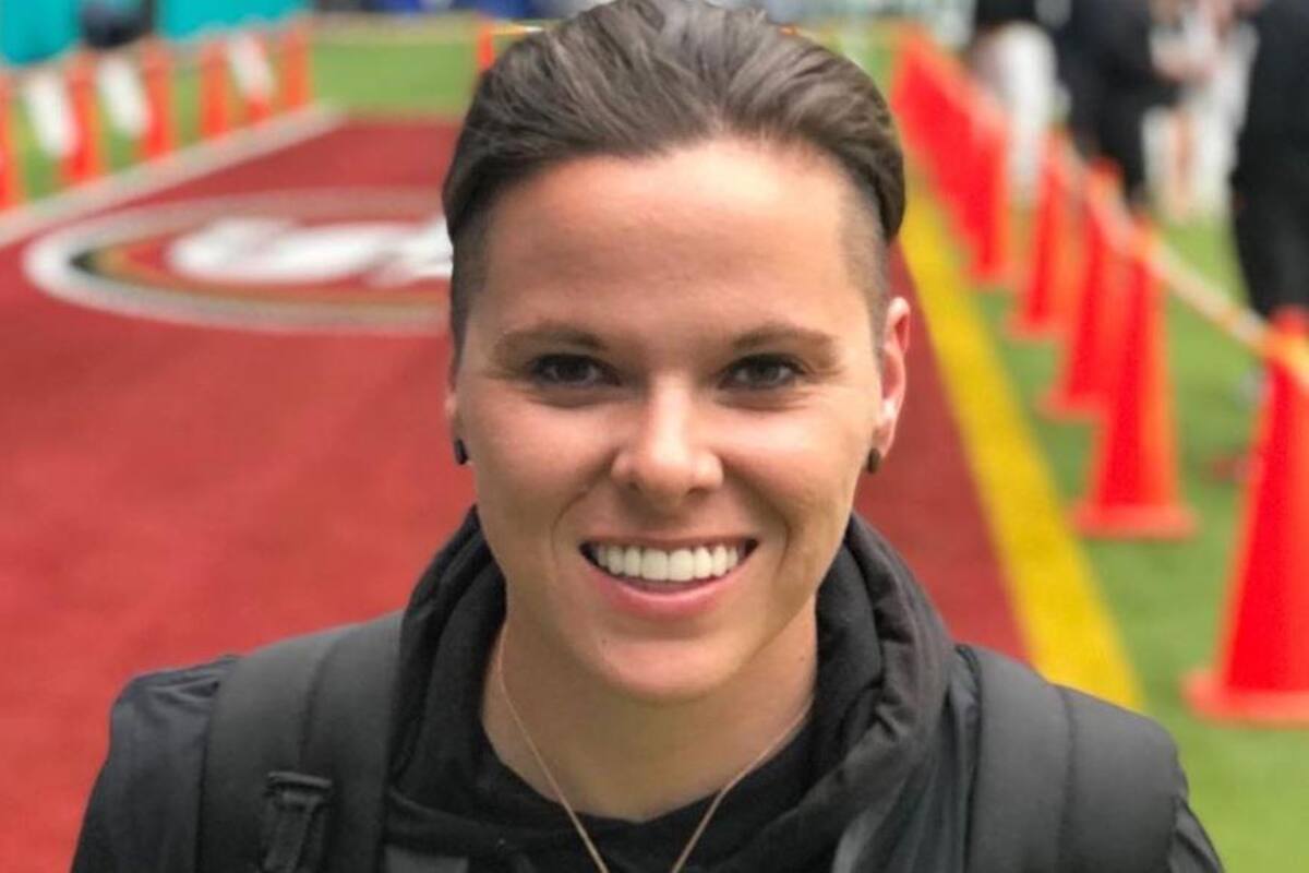 Somos humanos: Primera entrenadora en Super Bowl responde críticas