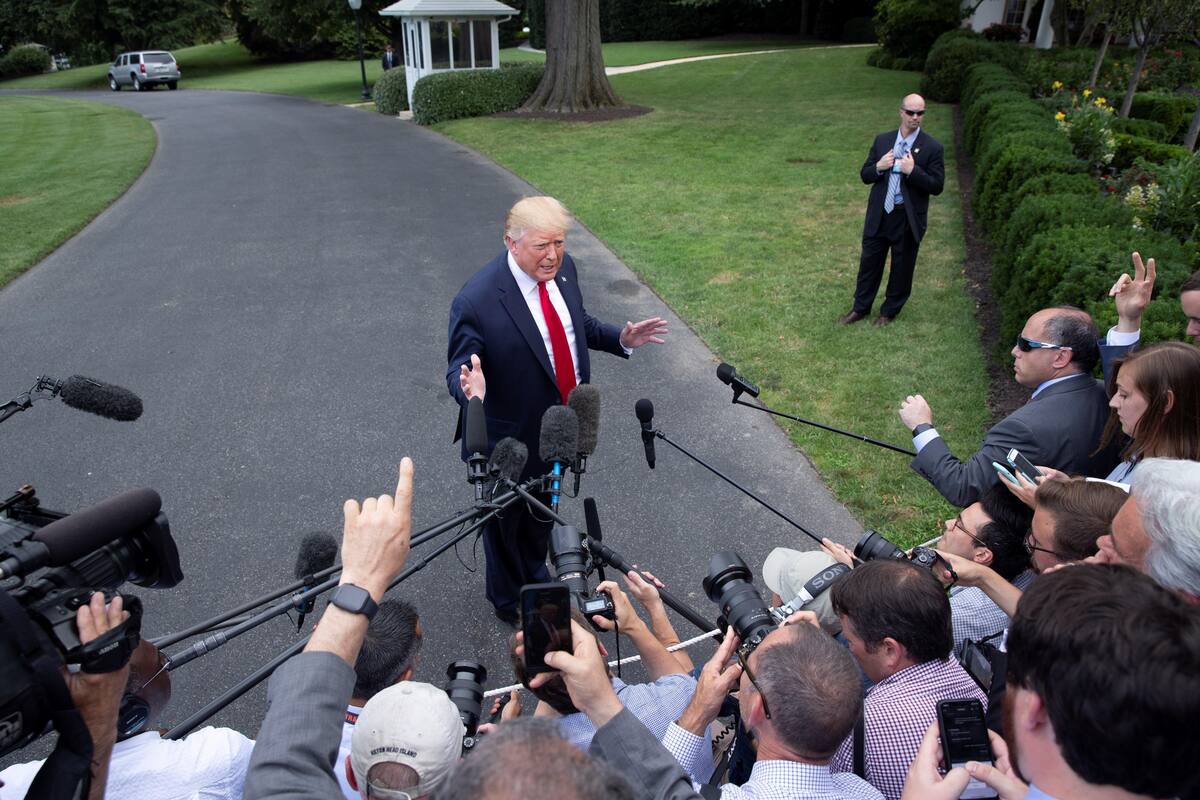 Trump dice que no está de acuerdo con cánticos racistas contra congresista