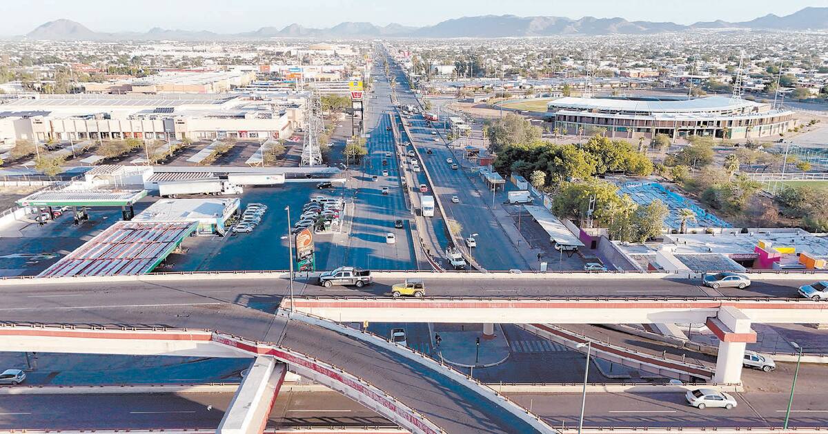 Muy poco tráfico el que se veía a las 08:10 sobre el puente de bulevar Luis Encinas y Solidaridad. FOTO: JULIÁN ORTEGA