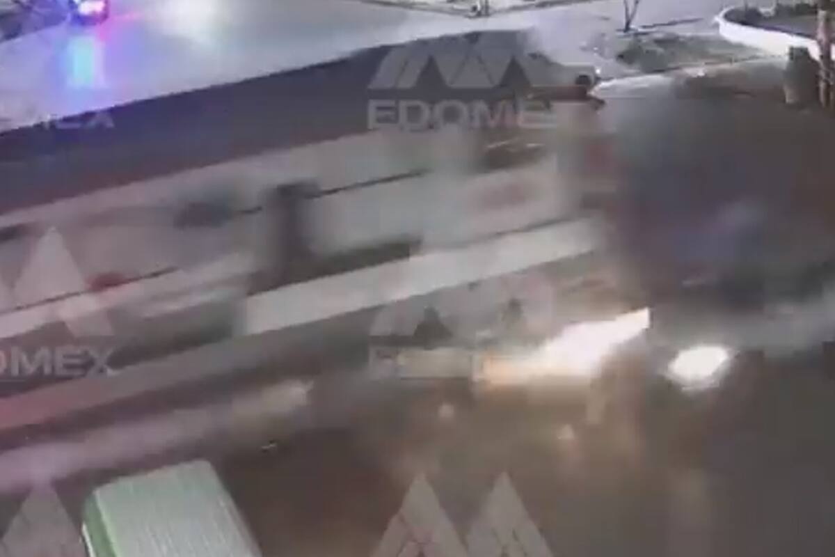 Video: Conductor estrella su automóvil al intentar ganarle el paso a un tren