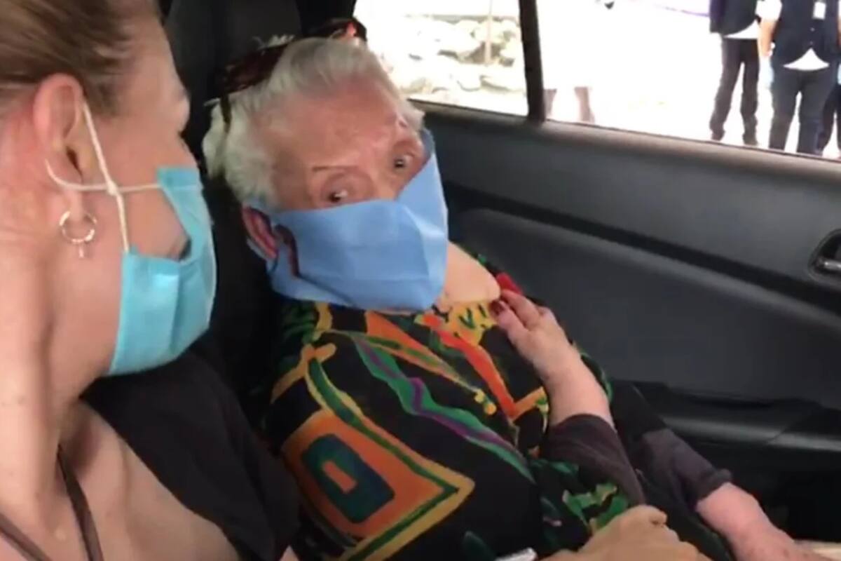 Ana María, sobreviviente a la gripe Española, se vacuna contra Covid con 104 años