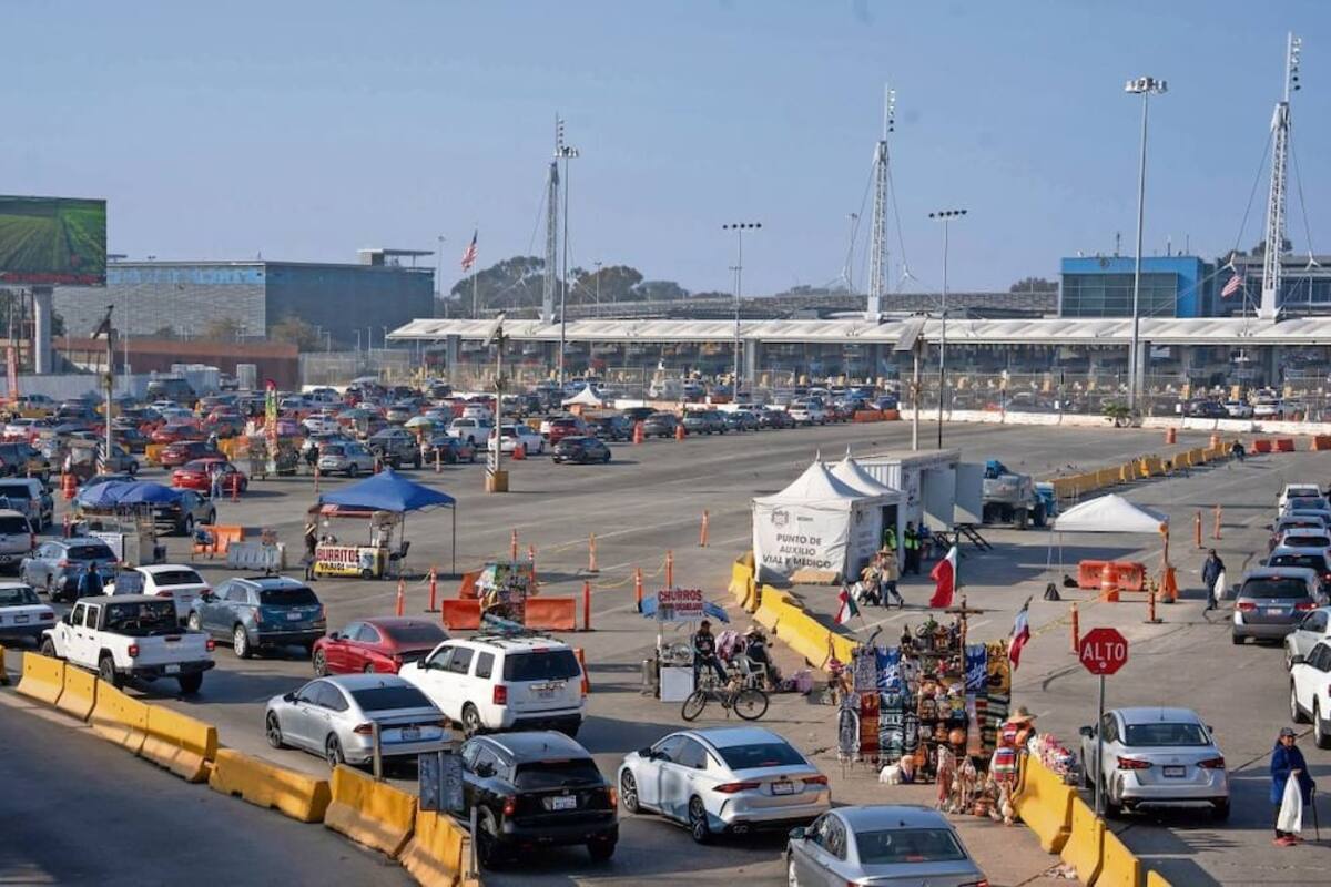 Mientras México desplegaba el operativo Héroes Paisanos 2025 para garantizar el retorno seguro de connacionales, el gobierno de Donald Trump aprovechó el flujo migratorio de regreso para detener y fichar a migrantes a segundos de cruzar a su país de origen