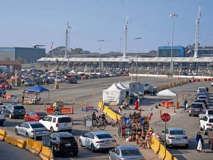 Mientras México desplegaba el operativo Héroes Paisanos 2025 para garantizar el retorno seguro de connacionales, el gobierno de Donald Trump aprovechó el flujo migratorio de regreso para detener y fichar a migrantes a segundos de cruzar a su país de origen