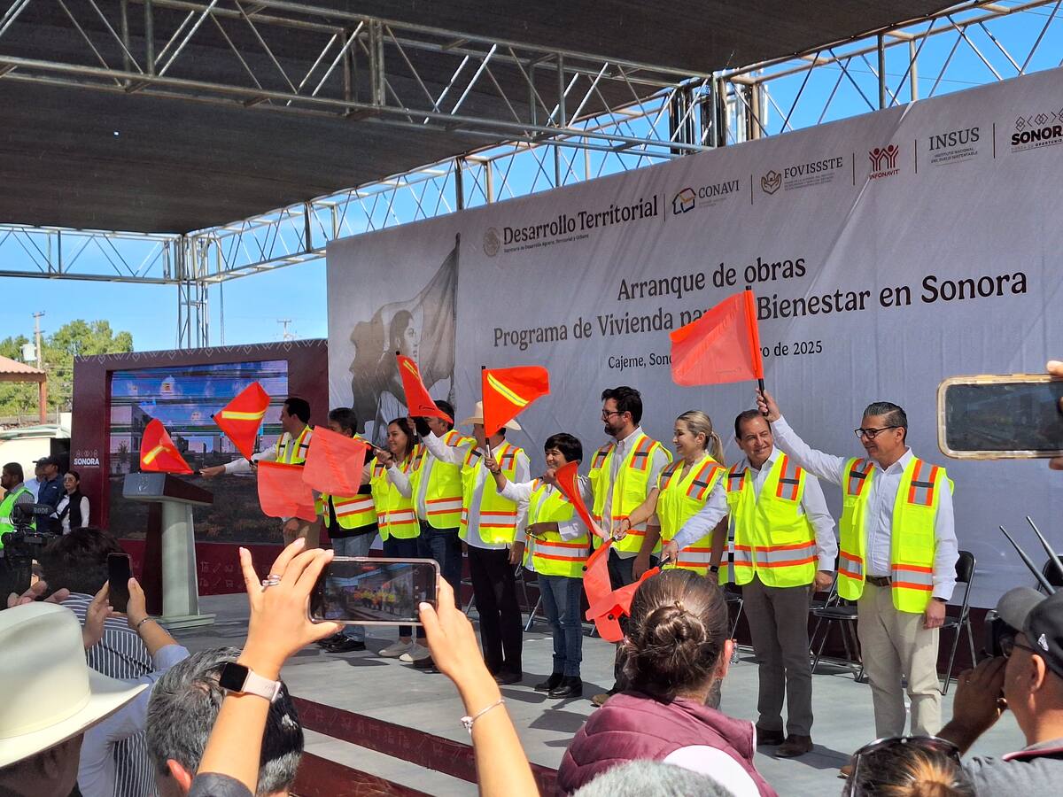 Funcionarios dan el banderazo de salida al proyecto de construcción de viviendas que dio inicio ayer en Cajeme. FOTO: ESPECIAL