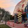 Continúan restauración del mural del Teatro Russo Vogel para frenar daños por humedad