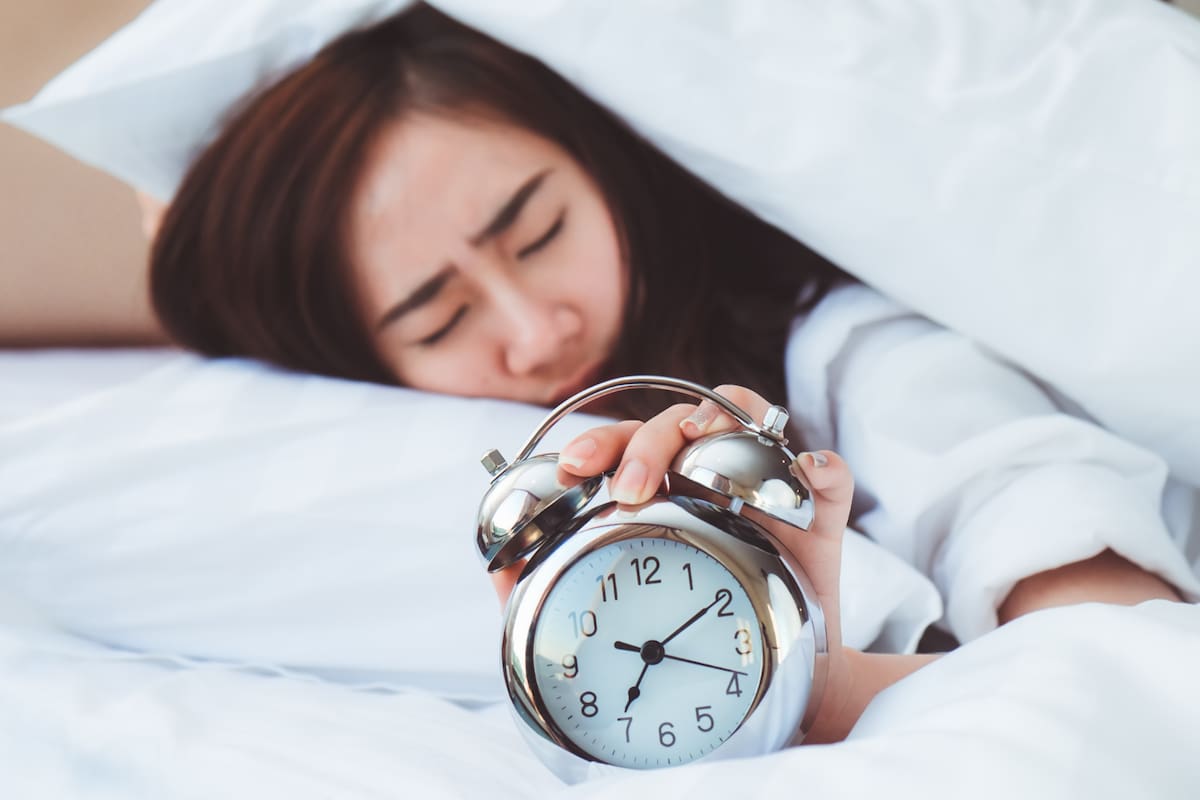 ¿Por qué muchas personas despiertan antes de que suene la alarma? La ciencia explica este fenómeno