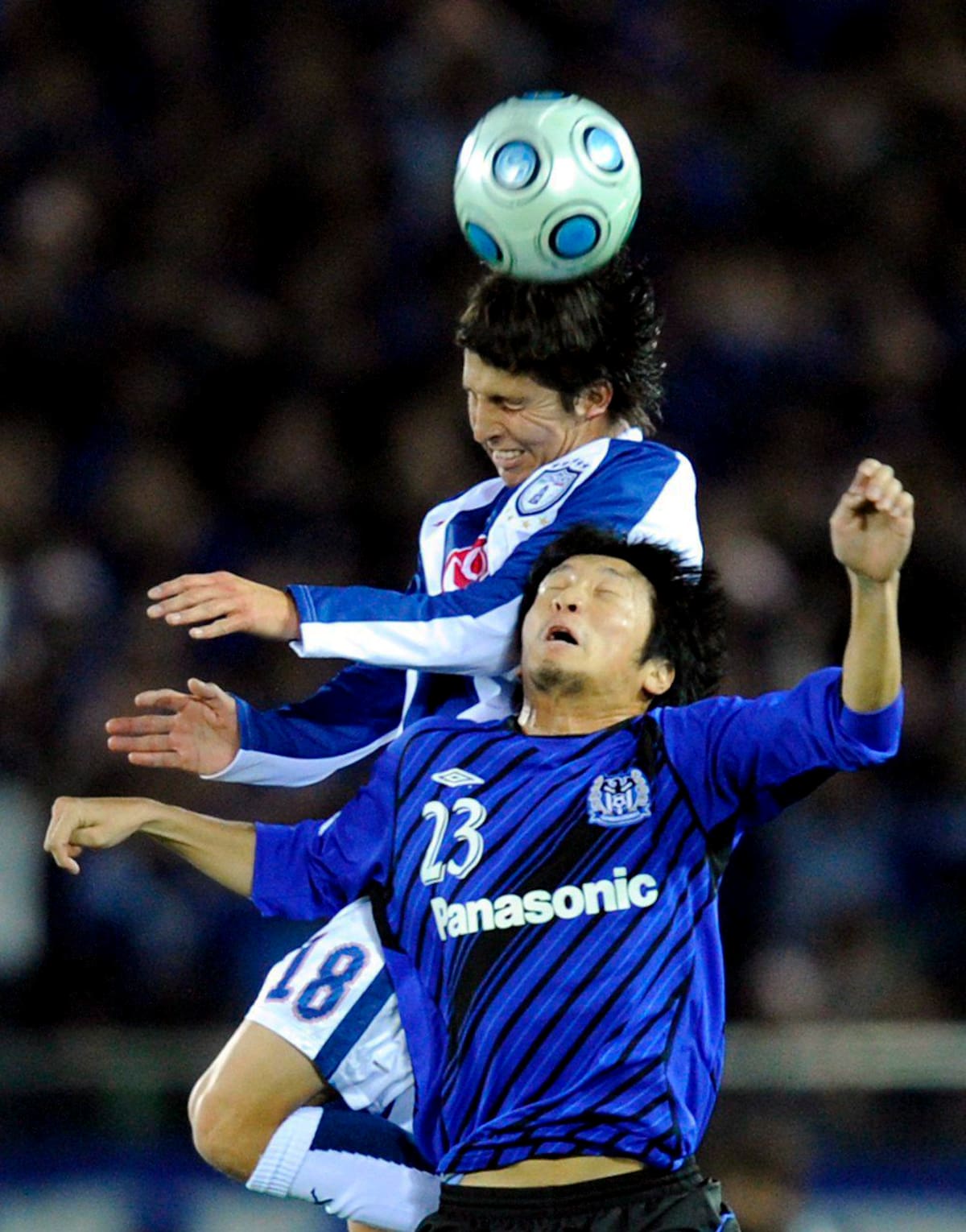 FRA06 YOKOHAMA (JAPÓN) 21.12.08.- El centrocampista del Pachuca Francisco Torres (arriba) lucha por el balón con el japonés Takuya Takei del Gamba Osaka japonés durante el partido que les ha enfrentado en el Mundial de Clubes de la FIFA disputado en Yokohama, al sur de Tokio, Japón, hoy domingo 21 de diciembre. El Pachuca ha perdido 0-1 y deja la competición en cuarto puesto. EFE/Franck Robichon