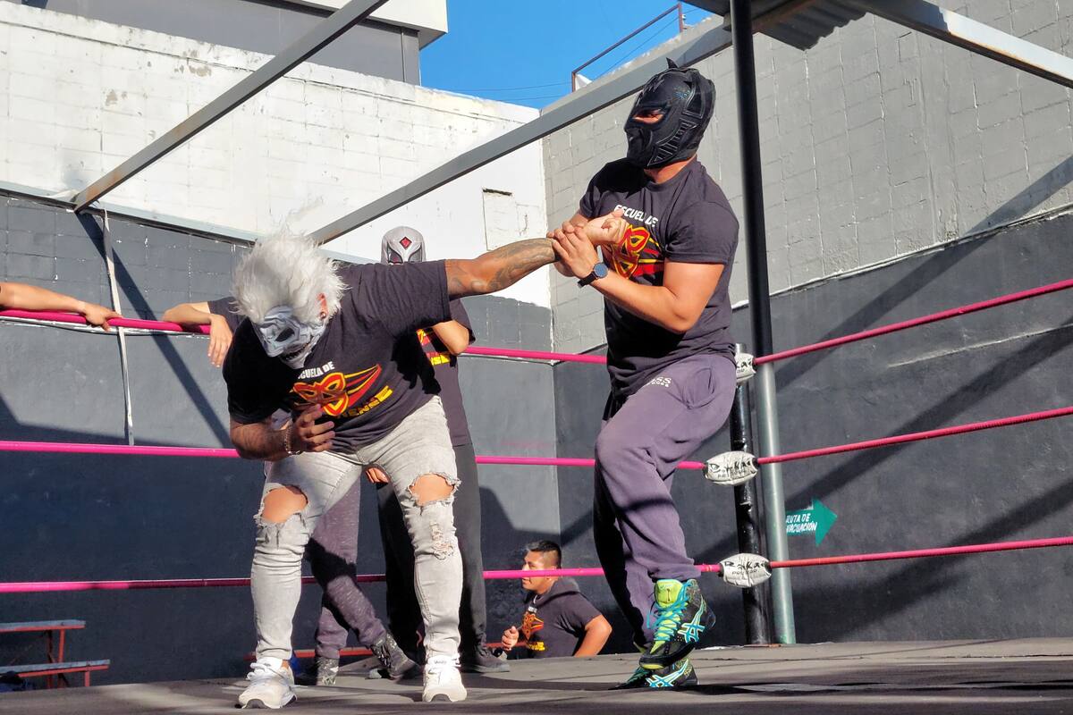 Imparten clases de lucha libre