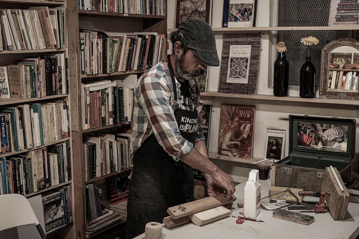 El Hospital de Libros devuelve la vida a ejemplares dañados en el Centro de Tijuana