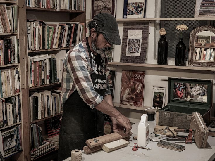 El Hospital de Libros devuelve la vida a ejemplares dañados en el Centro de Tijuana