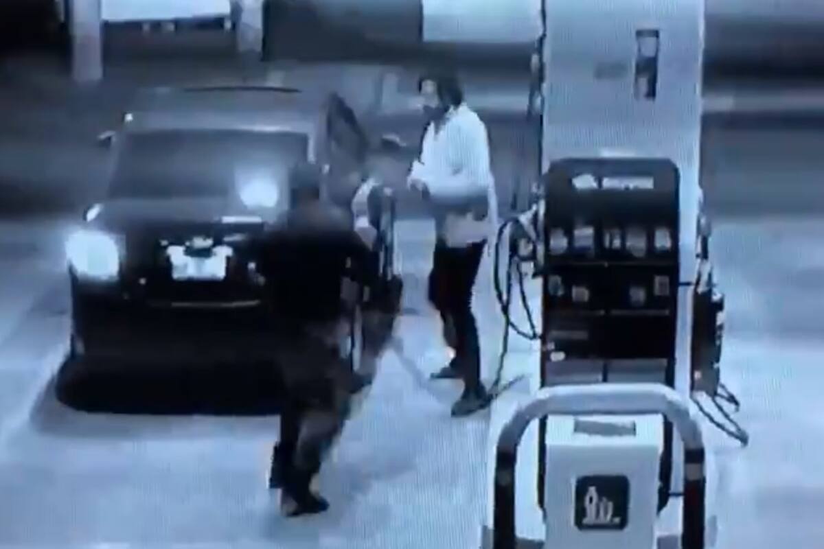 VIDEO: Despachador de gasolina se defiende con manguera de un asaltante