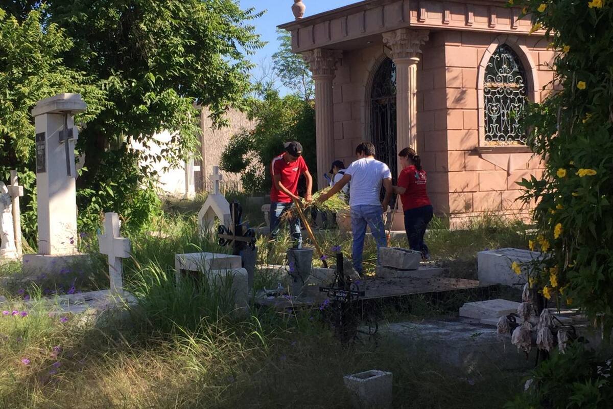 Realizan "Ecojóvenes" jornadas de limpieza en camposanto