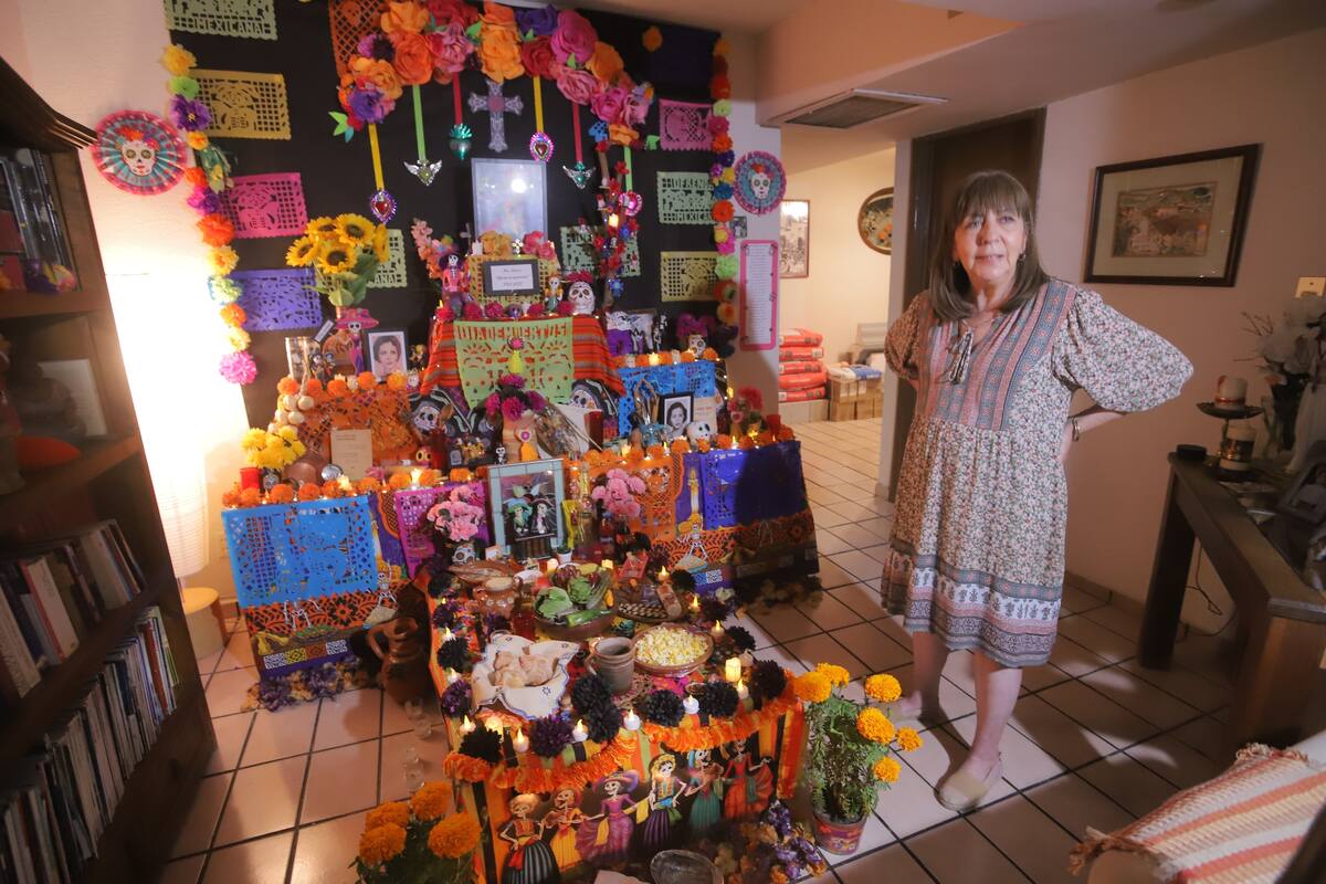 Honra vida de su mamá con altar de muertos