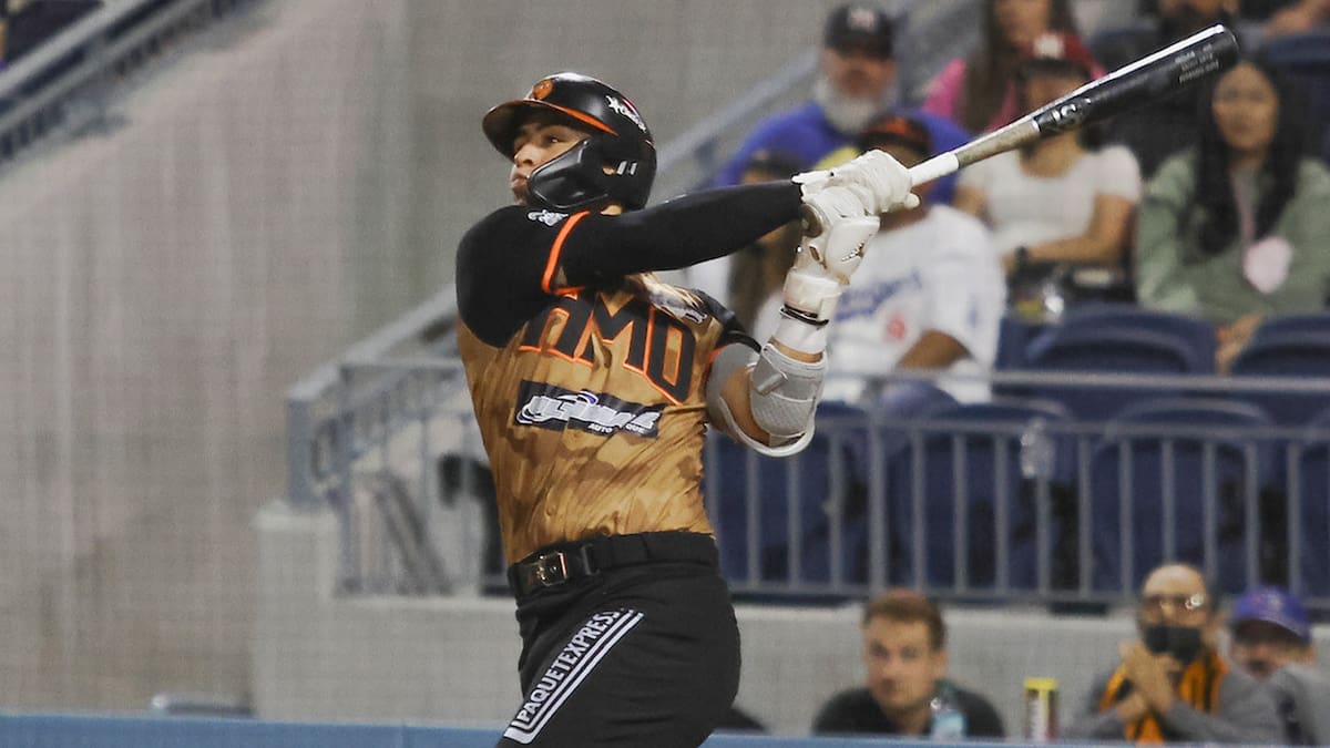 Ángel Ramírez de Naranjeros de Hermosillo conectó cuadrangular en la segunda entrada. (Foto: Cortesía Naranjeros)