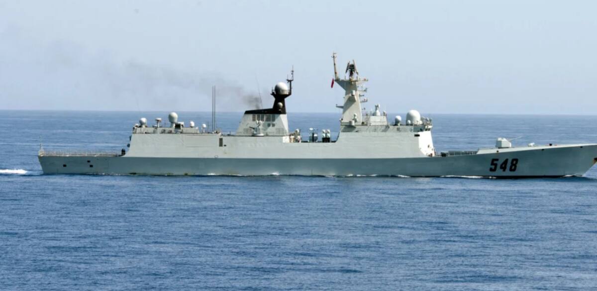 En 2012, un buque de la Armada del Ejército Popular de Liberación de China navegó por el Golfo de Adén como parte de un ejercicio bilateral contra la piratería junto con la Armada de Estados Unidos. / REUTERS