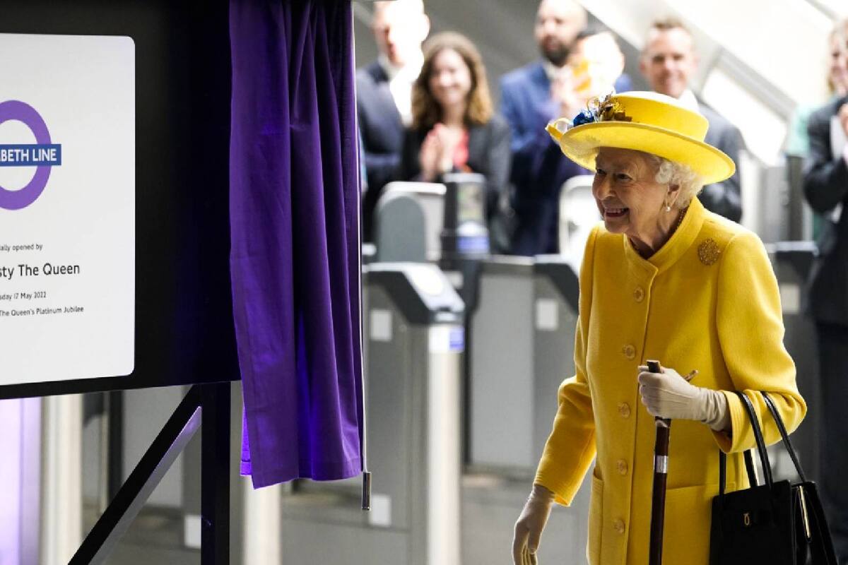 La Reina Isabel II reaparece en público en la inauguración de la línea “ELIZABETH” de Londres